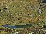 34 Lago di porcile 'piccolo' (1986 m) visto dall'alto con graziosa baita d'alpe